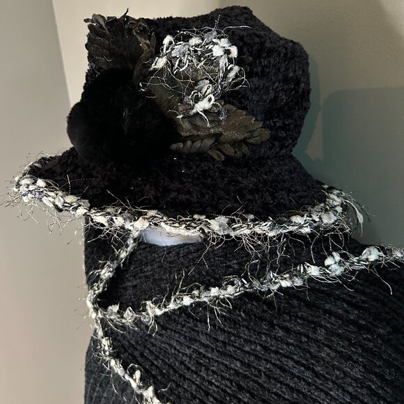 Stand-out black hat, scarf, & gloves - Picture 2 of 9
